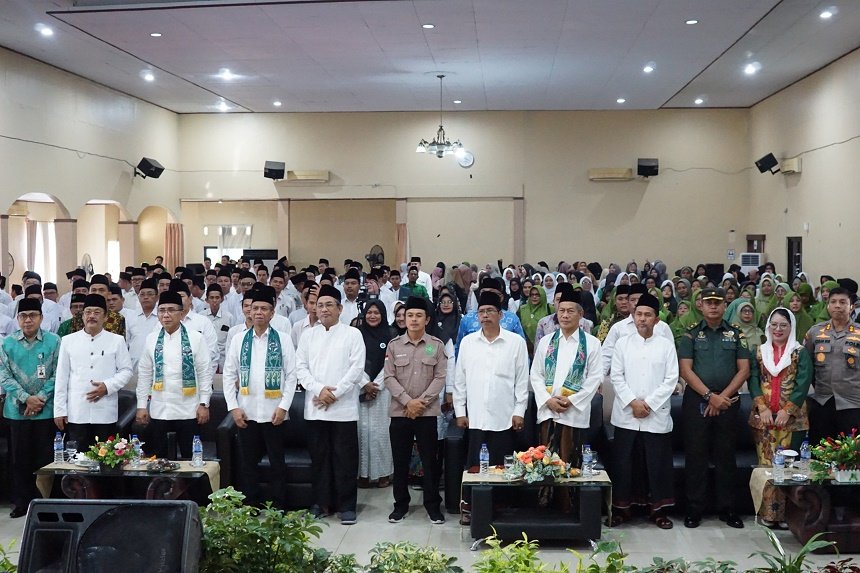Anggota Dewan Perwakilan Daerah (DPD) RI, apt. Destita Khairilisani, S.Farm., MSM. mendampingi Ketua Umum Pengurus Besar Nahdlatul Ulama (PBNU), KH. Yahya Cholil Staquf, menyaksikan pelantikan Pengurus Wilayah Nahdlatul Ulama (PWNU) Bengkulu Masa Khidmat 2024-2029 di Asrama Haji Kota Bengkulu, Sabtu (8/2/2025).