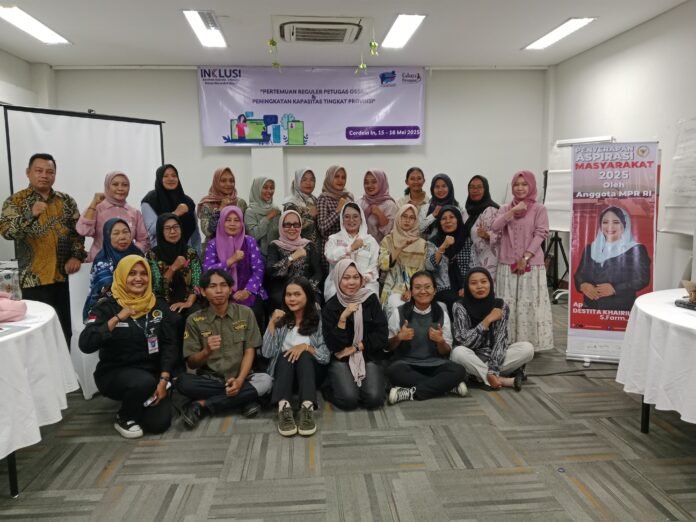 WhatsApp Image 2025-05-16 at 18.44.15 pertemuan reguler petugas One Stop Service and Learning (OSSL) dan peningkatan kapasitas tingkat provinsi yang digelar oleh Cahaya Perempuan Bengkulu bersama Forum Komunitas Perempuan Akar Rumput (FKPAR), Jumat (16/5) di salah satu hotel di Kota Bengkulu.