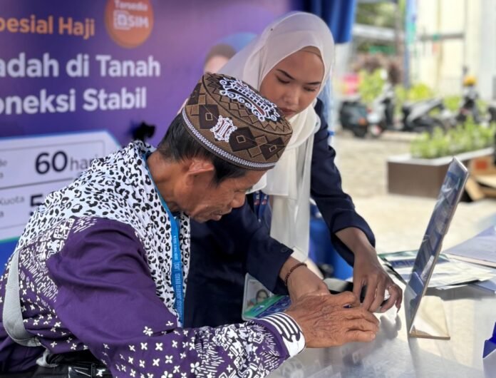 WhatsApp Image 2025-05-17 at 13.44.43 Petugas XLSMART menunjukkan Kartu Perdana XL Haji di Embarkasi Asrama Haji Pondok Gede, Jakarta. Untuk kenyamanan komunikasi jamaah haji selama di Tanah Suci, XLSMART menyiapkan paket khusus termasuk kartu perdana.