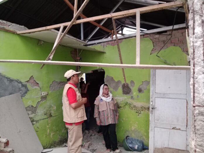 Anggota Dewan Perwakilan Daerah Republik Indonesia (DPD RI) asal Bengkulu, Apt. Destita Khairilisani, S.Farm., MSM., meninjau langsung kondisi para korban gempa bumi di Perumahan Betungan Rafflesia Asri, Kota Bengkulu, Jumat (23/5) sore.