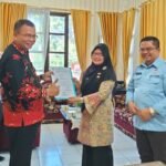 Gubernur Bengkulu Helmi Hasan resmi menunjuk Leni Marlina, S.Si., Apt., sebagai Pelaksana Tugas (Plt) Direktur Rumah Sakit Khusus Jiwa (RSKJ) Soeprapto Provinsi Bengkulu.