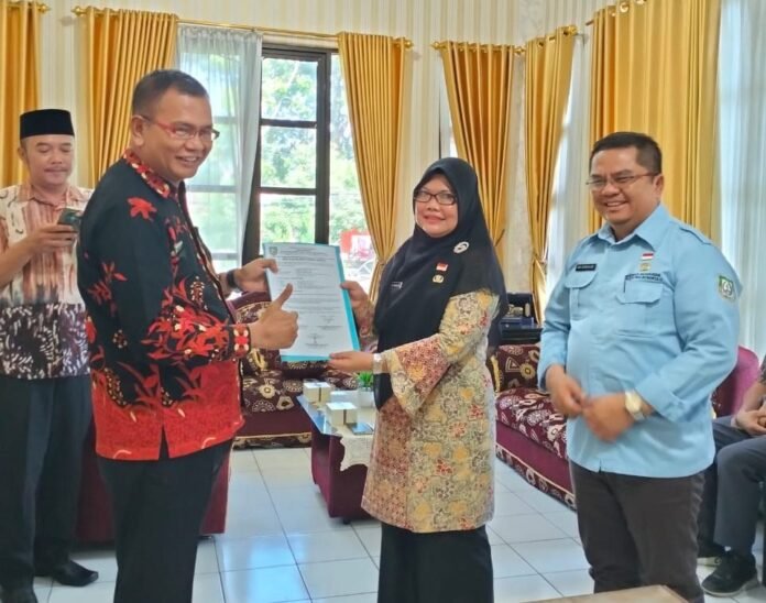 Gubernur Bengkulu Helmi Hasan resmi menunjuk Leni Marlina, S.Si., Apt., sebagai Pelaksana Tugas (Plt) Direktur Rumah Sakit Khusus Jiwa (RSKJ) Soeprapto Provinsi Bengkulu.