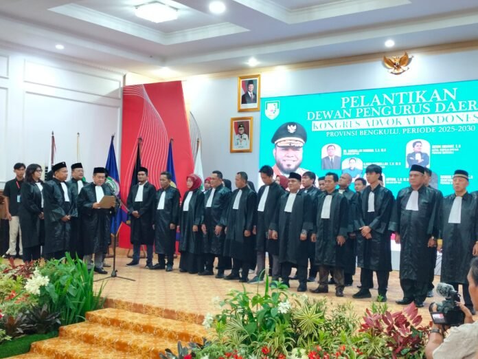 WhatsApp Image 2025-05-25 at 08.39.50 Pelantikan Dewan Pimpinan Daerah (DPD) Kongres Advokat Indonesia (KAI) Provinsi Bengkulu Periode 2025–2030 yang berlangsung di Balai Raya Semarak Bengkulu, Sabtu (24/5).