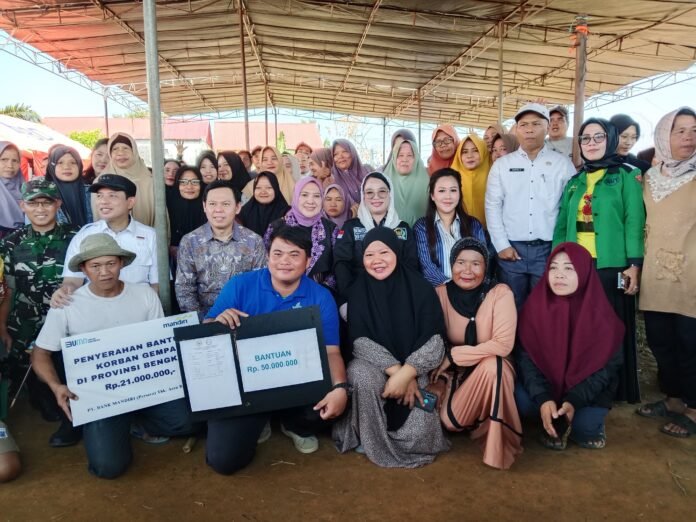 WhatsApp Image 2025-05-28 at 15.53.41 Dewan Perwakilan Daerah (DPD) Republik Indonesia (RI) menyalurkan bantuan kebutuhan pokok bagi warga terdampak gempa bumi magnitudo 6.3 di Perumahan Reflesia Asri, Kelurahan Betungan, Kota Bengkulu, Rabu (28/5).