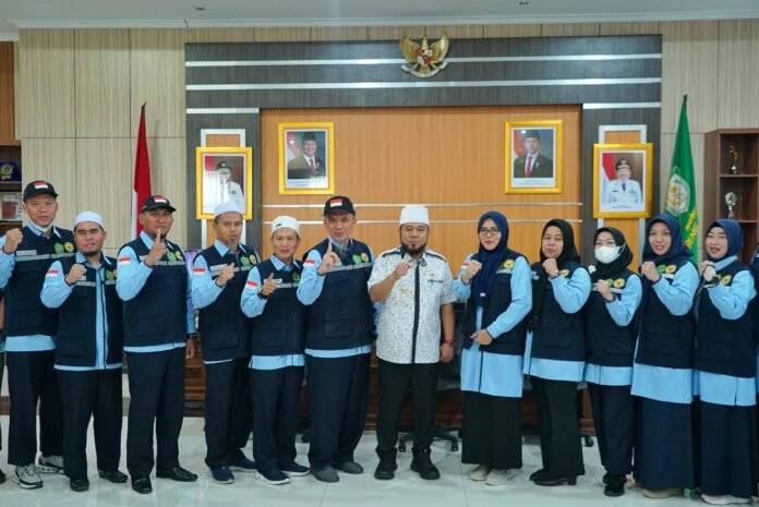 WhatsApp Image 2025-06-26 at 13.12.07 Gubernur Bengkulu Helmi Hasan menerima audiensi Tim Pendamping Haji Daerah (PHD) Provinsi Bengkulu di Ruang Kerja Gubernur Bengkulu, Kamis (26/6/2025).
