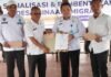 Cegah PMI Ilegal, Imigrasi Sultra Serahkan 10 SK Desa Binaan Imigrasi di Buton Tengah