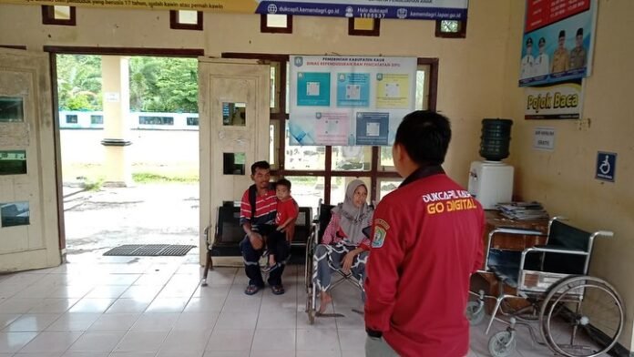 Dukcapil Kaur Melayani layanan Prioritas bagi orang tua/lansia, orang sakit, ibu hamil dan disabilitas, untuk perekaman E-KTp