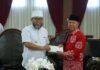Gubernur Helmi Serahkan Bantuan Rp30 Juta untuk Kafilah STQN Bengkulu