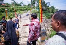 Wagub Mian Tinjau Jembatan Amblas di Air Merah