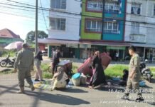 Satpol PP Tertibkan PKL di Sekitar Pasar Panorama