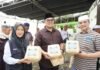 Masjid Agung At-Taqwa Gunakan Besek Ramah Lingkungan untuk Pembagian Daging Kurban