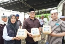 Masjid Agung At-Taqwa Gunakan Besek Ramah Lingkungan untuk Pembagian Daging Kurban