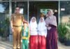 Dukung Gerakan Ayah Mengantar Anak ke Sekolah, Bupati Teddy Rahman Antar Tiga Putranya ke SD